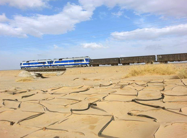 内蒙古临策铁路治沙工程
